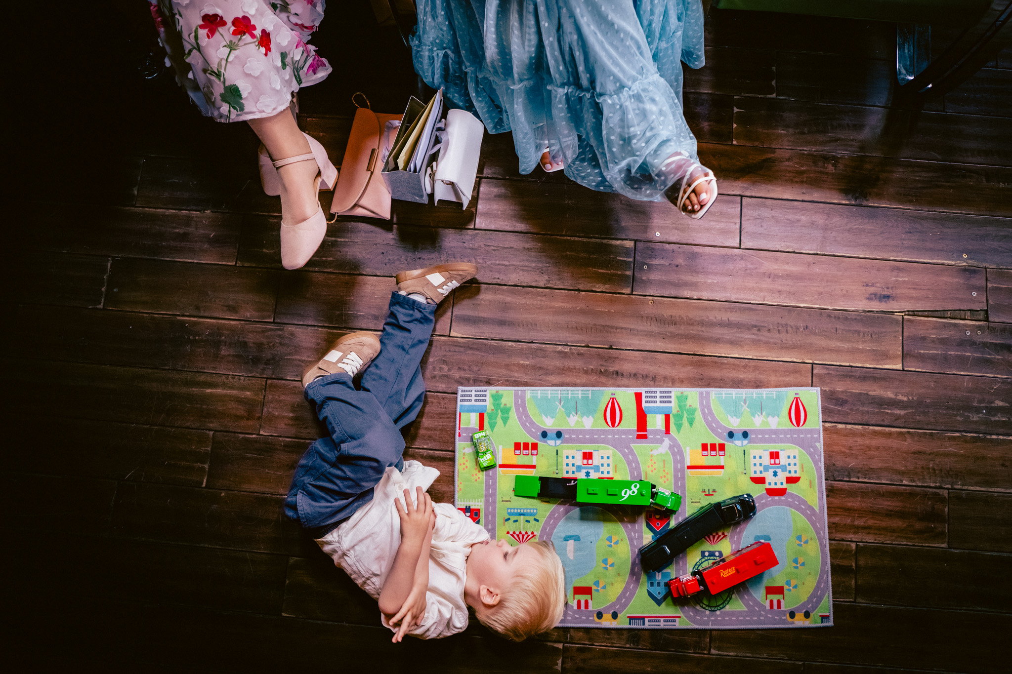 Child plays on the floor at a relaxed Chimney House wedding in Sheffield